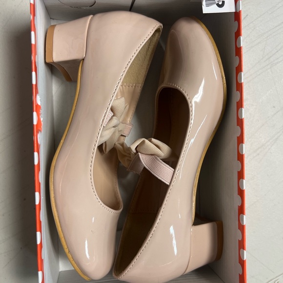 Glam Girl Beige Patent Dress Shoes with Ribbon (Like new with box) - Picture 3 of 4